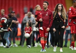 Diogo Jota, junto a su familia, en una celebración con el Liverpool.