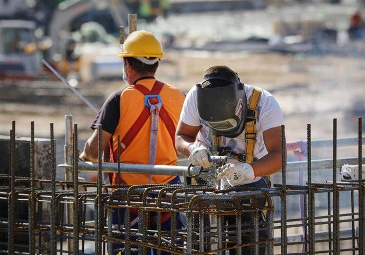 Dos trabajadores en una imagen de archivo.