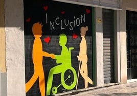 Persiana de la Fundación AFIM pintada con un diseño dedicado a la inclusión.