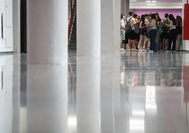 Estudiantes antes de entrar en el aula para realizar un examen de selectividad.