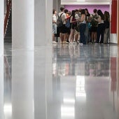 Estudiantes antes de entrar en el aula para realizar un examen de selectividad.