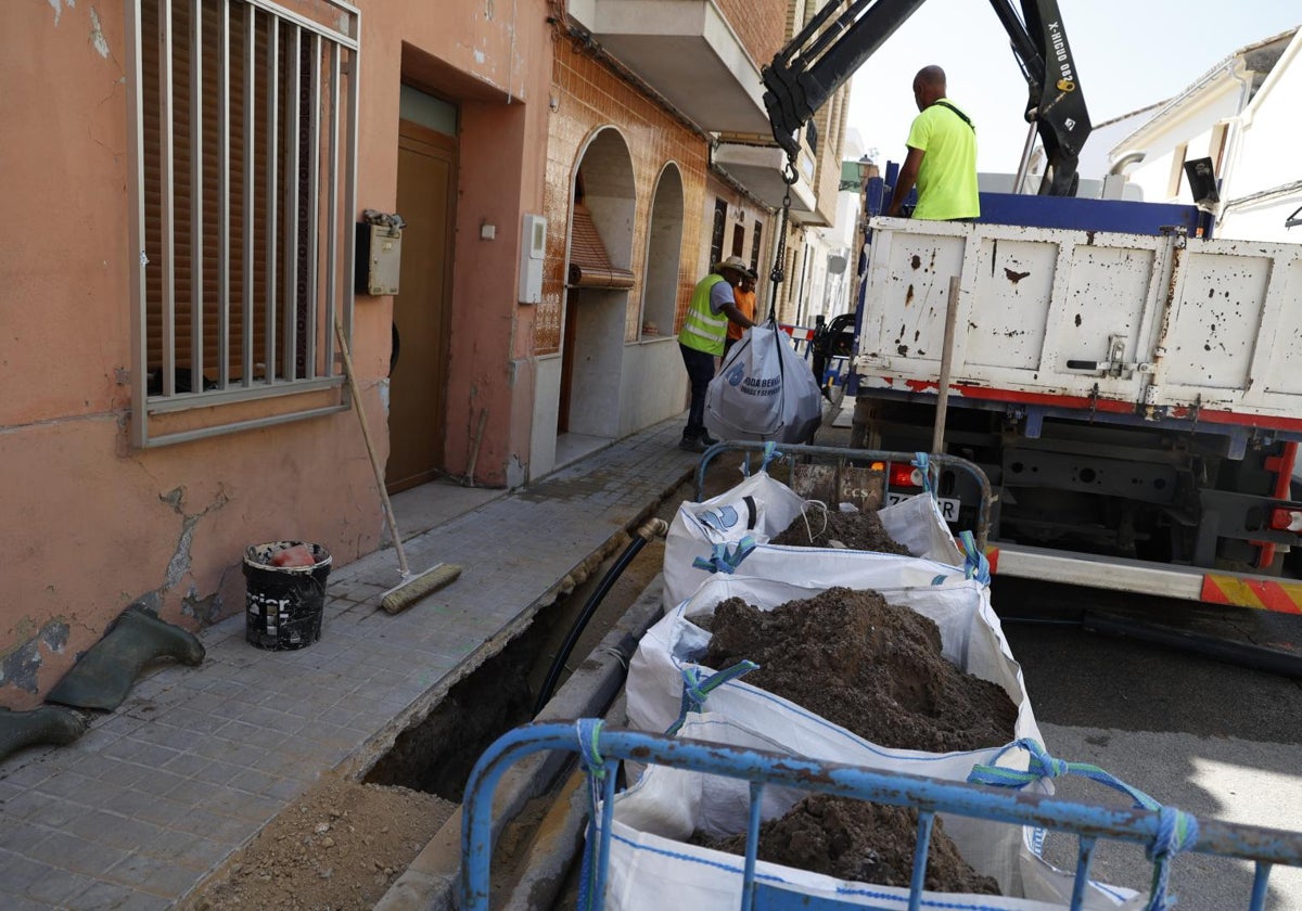 El calor provoca tres reventones en viejas tuberías de El Palmar y alarma a los hosteleros: «Esta noche tengo 120 comensales...»