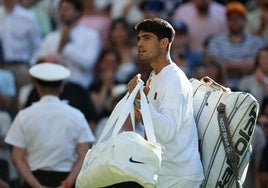 Carlos Alcaraz tras terminar su partido ante Oliver Tarvet en Wimbledon.