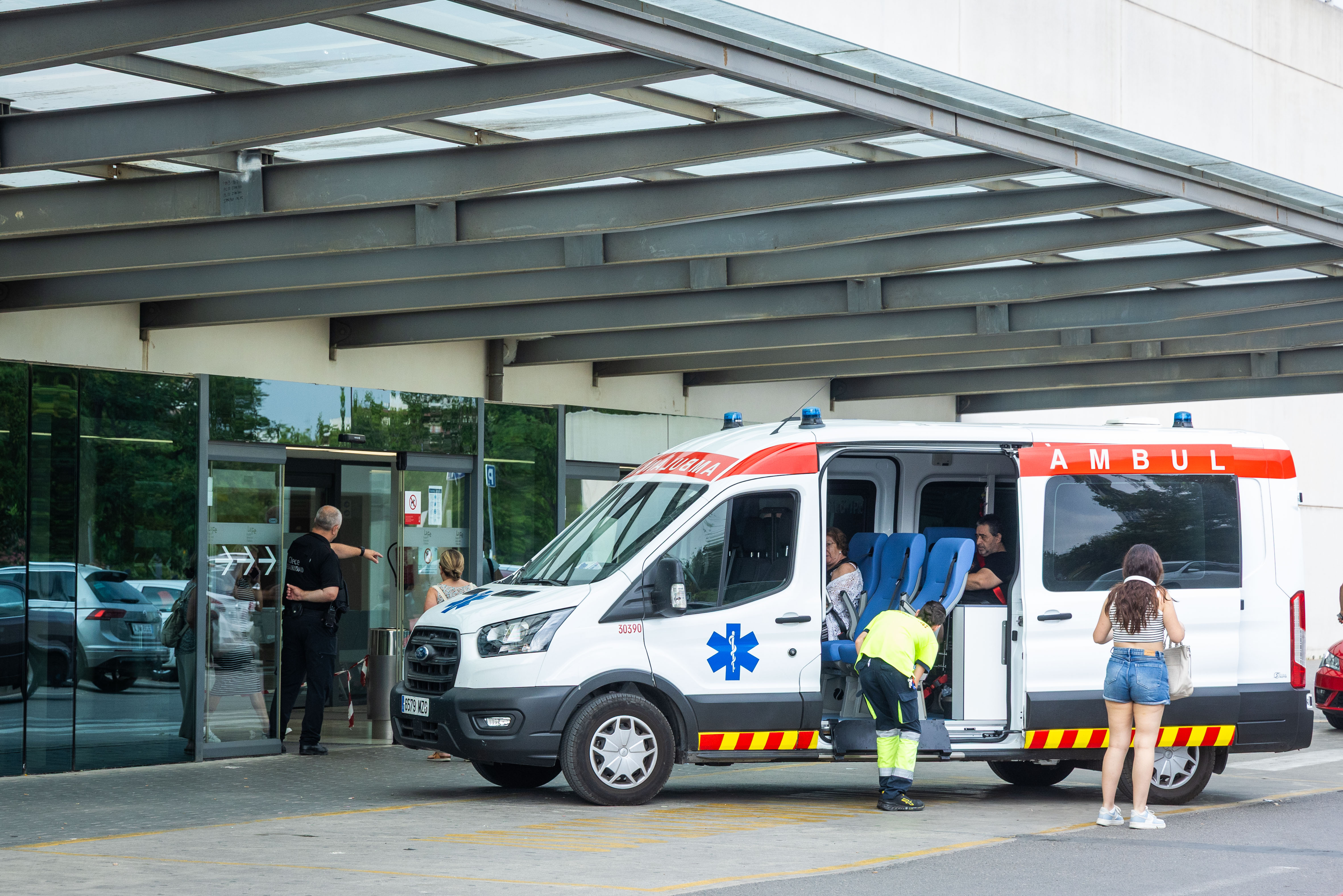 Pacientes y una ambulancia, a las puertas del Hospital La Fe.