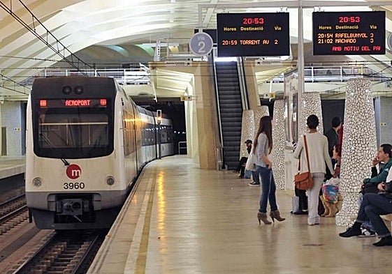 Usuarios esperando en una parada de metro en Valencia.