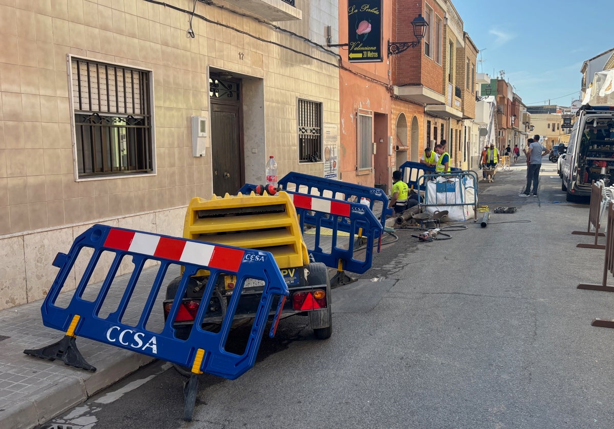 El calor provoca tres reventones en viejas tuberías de El Palmar y alarma a los hosteleros: «Esta noche tengo 120 comensales...»