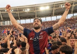 Vicente Iborra, durante la celebración del campeonato con el Levante.
