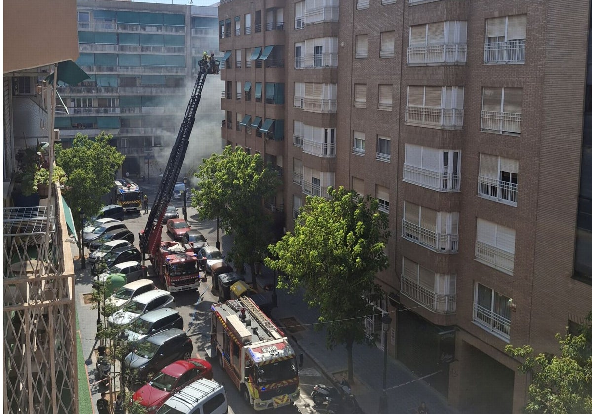 Imagen de la actuación de bomberos en la calle San ignacio de Loyola.