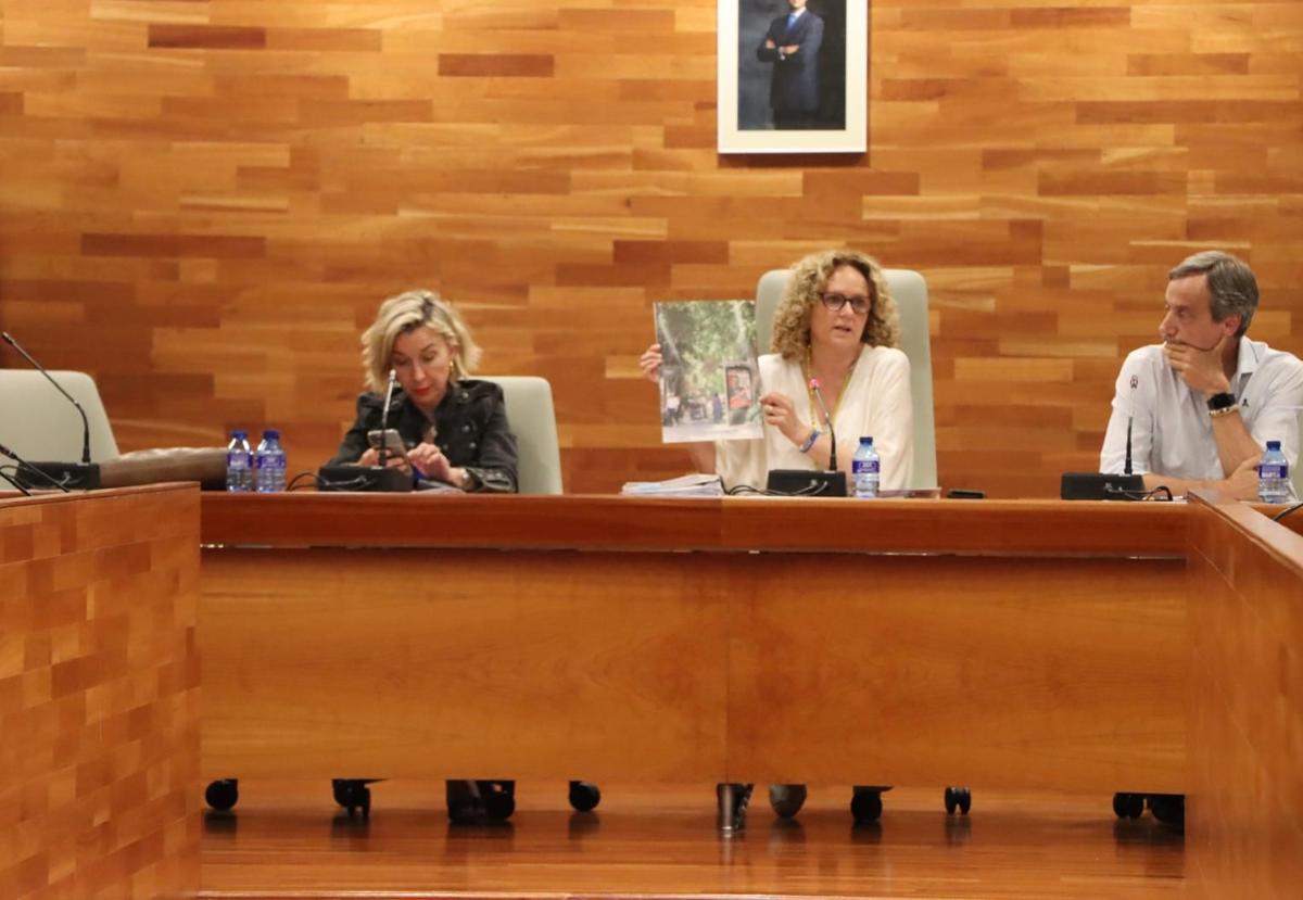 La alcaldesa Amparo Folgado exhibe la publicación municipal de 2003.