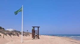 La bandera verde ondea ya en la playa del Dosel de Cullera.