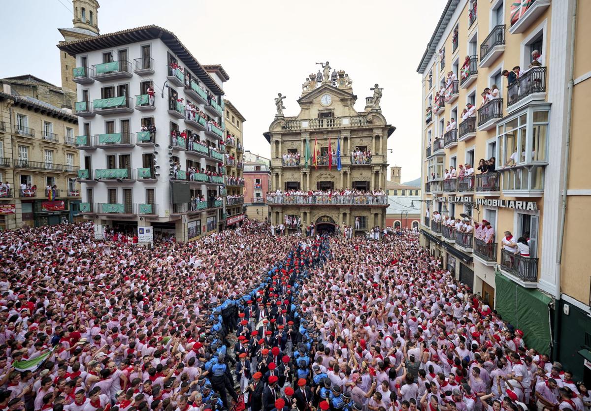 Miles de personas asisten en vivo al Chupinazo.