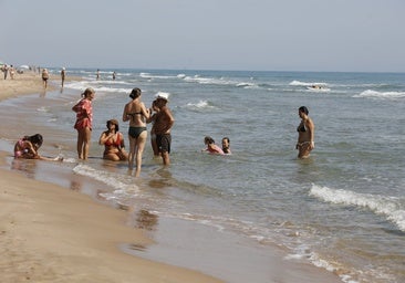 Vista de la playa del Dossel en Cullera cerrada al baño.