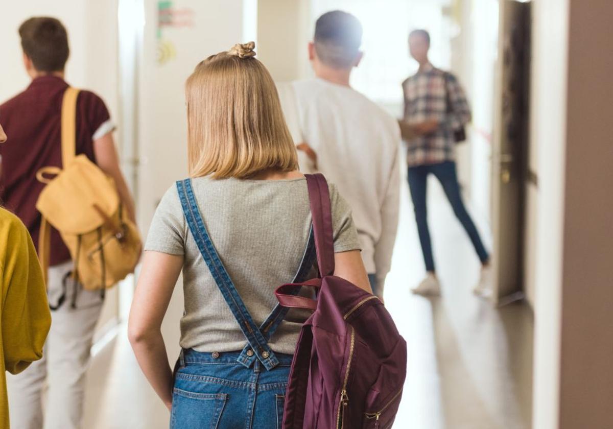 Un tribunal exime a un hombre de pagar la pensión alimenticia de su hija de 23 años porque ha terminado su formación y encontrado trabajo