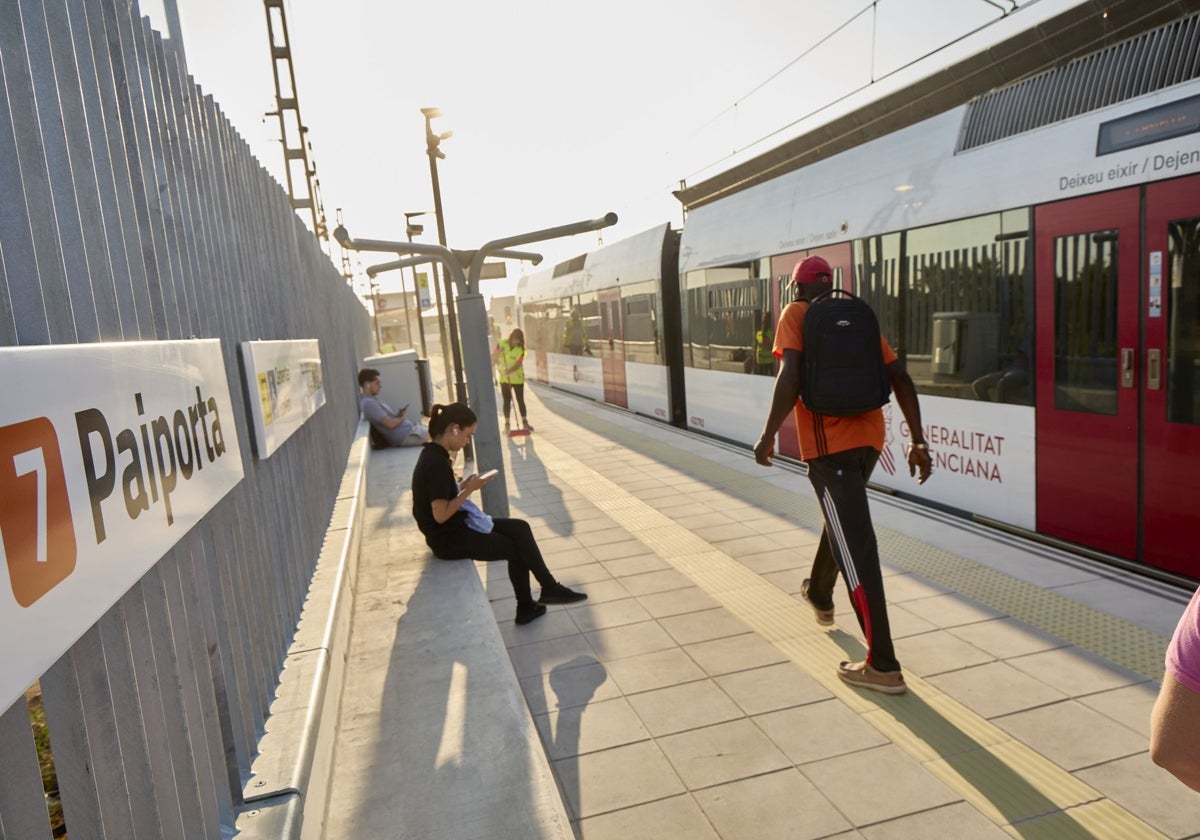 Unos viajeros se dirigen al metro.