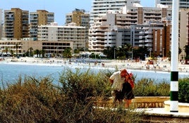 Imagen de archivo de una pareja besandose en la playa de la Fossa de Calpe.