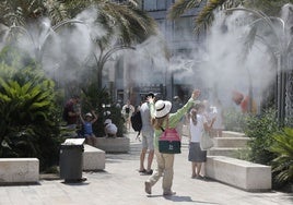 Vaporizadores de agua instalados en la plaza de la Reina.