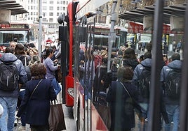 Usuarios de la EMT, en una imagen de archivo.