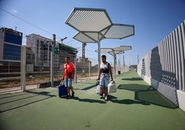Dos turistas caminan por el corredor ente la Estación del Norte y Joaquín Sorolla.
