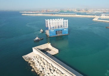 El Kugira, en aguas del puerto de Valencia.