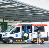 Pacientes y una ambulancia, a las puertas del Hospital La Fe.