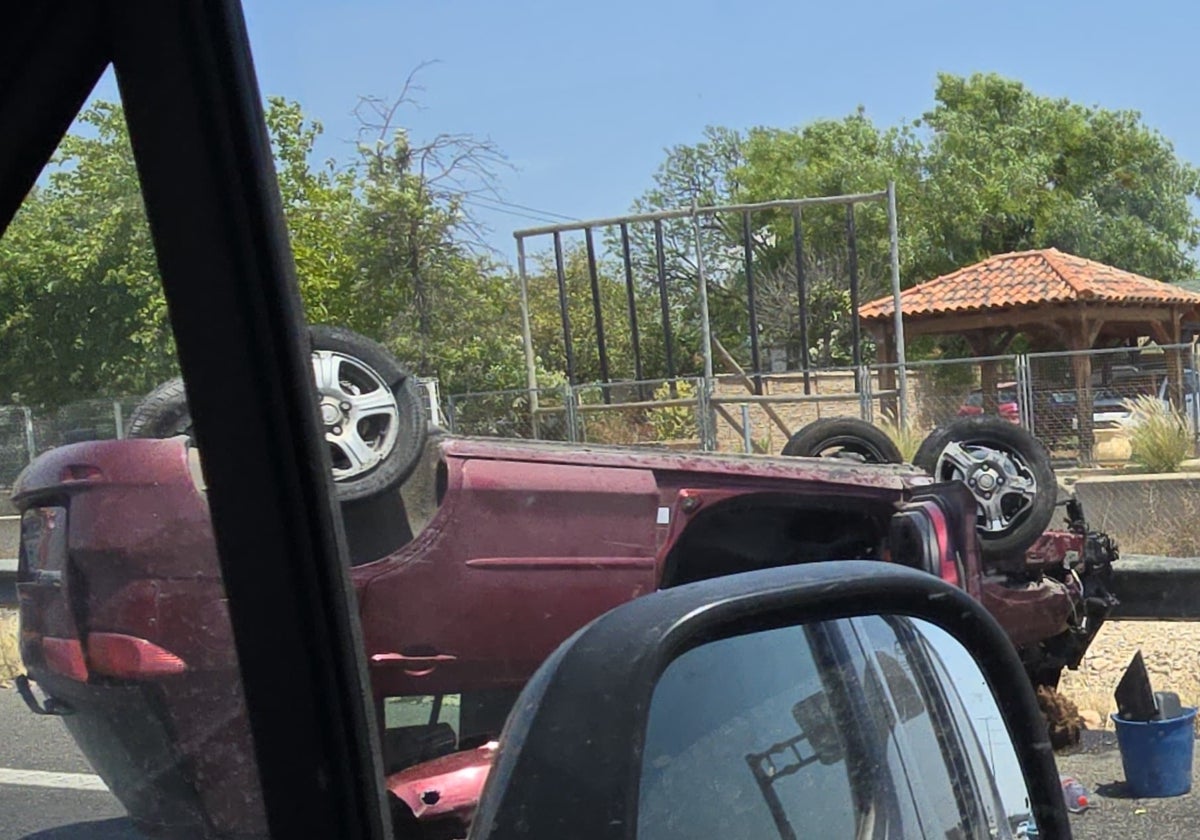 El vehículo volcado en la calzada.
