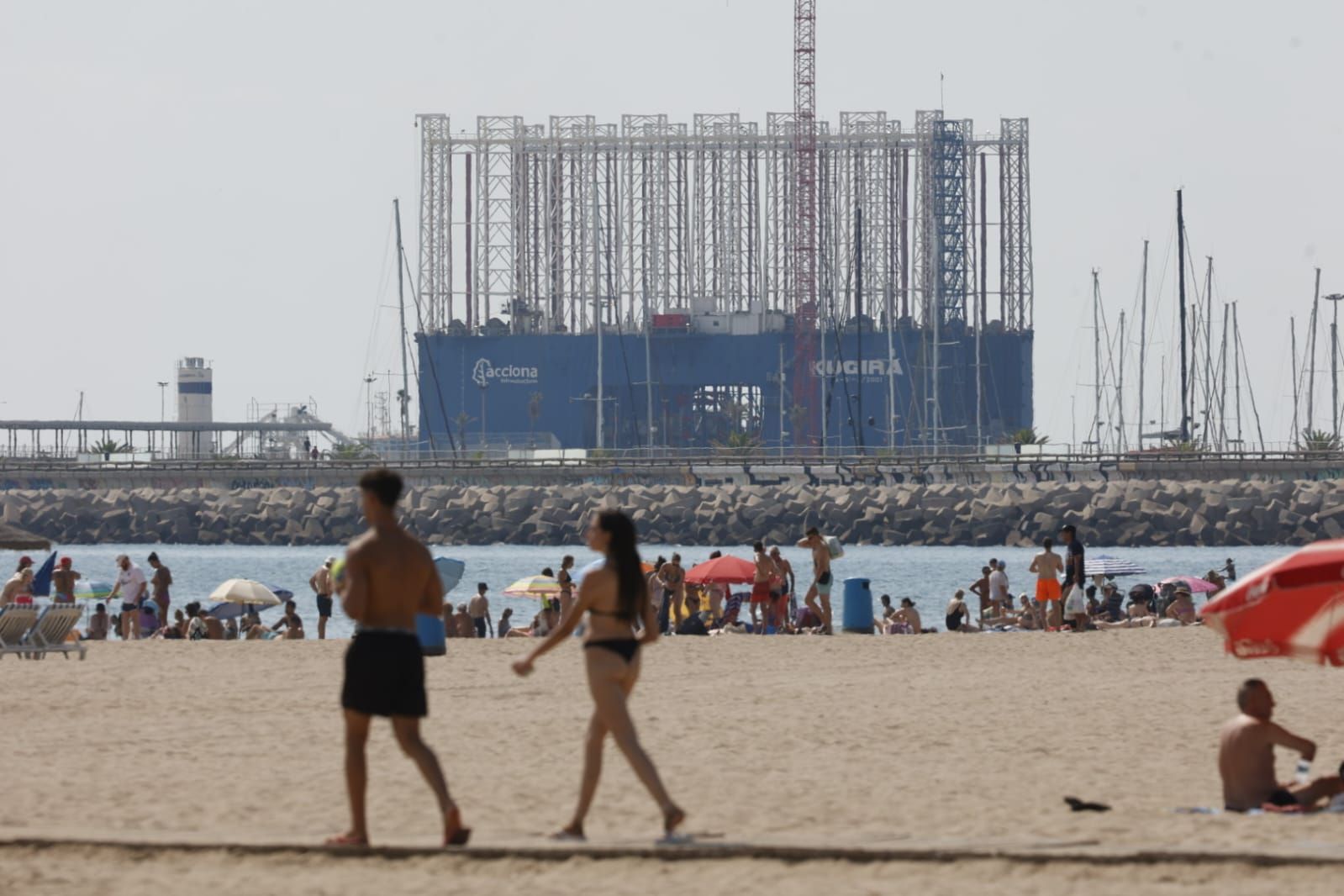 Kugira, el coloso flotante que construye puertos, ya está en Valencia