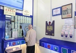 Venta de lotería en una administración.