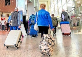 Turistas del imserso llegan al Hotel Bali de Benidorm para pasar sus vacaciones.