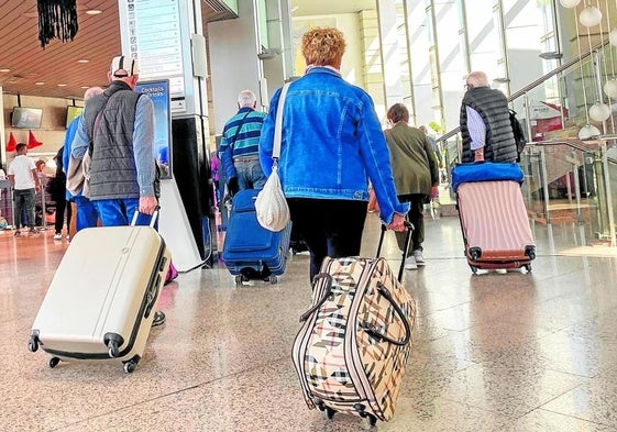 Turistas del imserso llegan al Hotel Bali de Benidorm para pasar sus vacaciones.