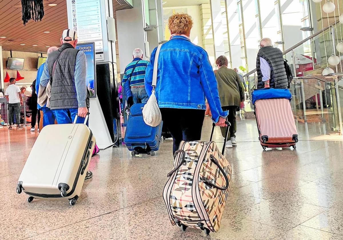Turistas del imserso llegan al Hotel Bali de Benidorm para pasar sus vacaciones.