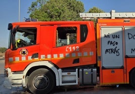 Uno de los camiones de bomberos con mensajes de protesta.