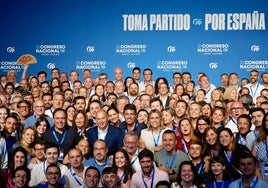 La delegación del PP valenciano, con Mazón al frente, junto a Miguel Tellado.