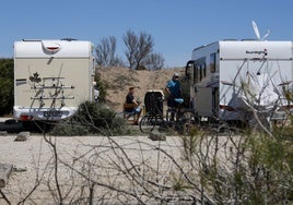 Autocaravanas aparcadas en el parking de la playa de El Saler.