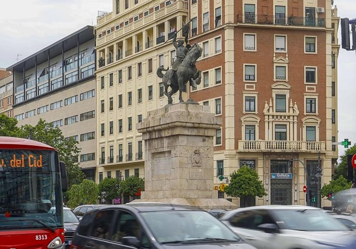 Una escultura, una avenida. En el acceso al túnel de las Grandes Vías, medio oculto, el principal recuerdo al Cid, cuya avenida es la continuidad de la A-3.