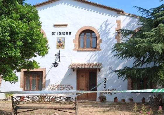 Entrada de la casa rural donde tuvo lugar el crimen.