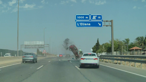 El coche accidentado con las ruedas traseras en el aire tras chocar contra la mediana.