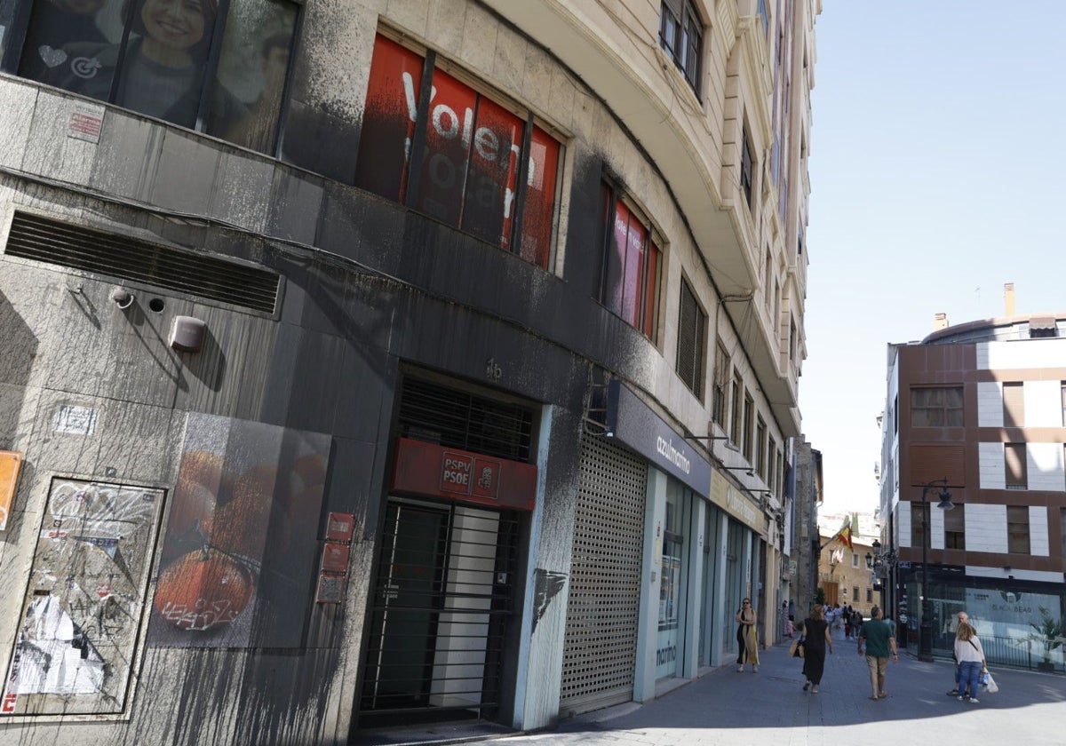 Fachada de la sede del PSPV manchada con pintura negro.