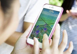 Una joven juega con su móvil