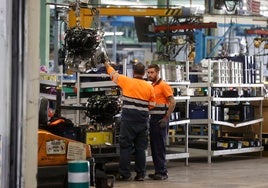 Trabajadores de dos generaciones en una industria valenciana.