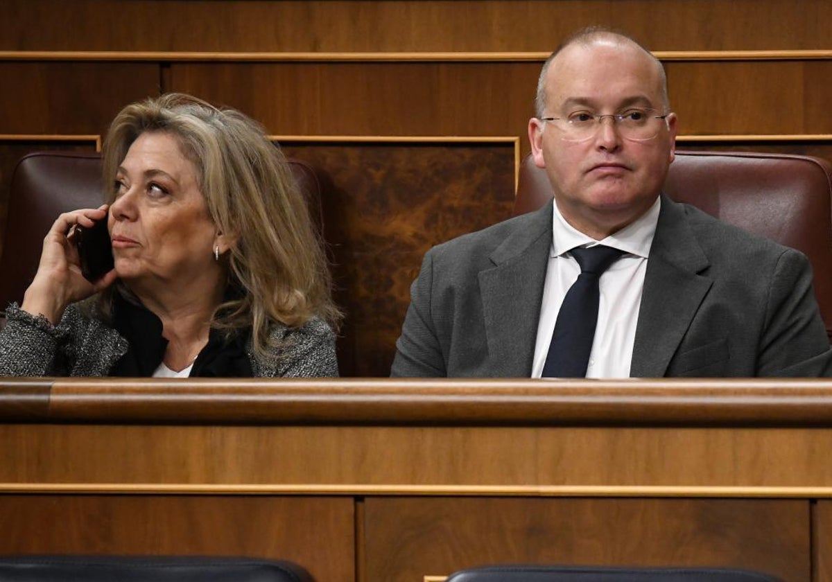 Macarena Montesinos junto a Miguel Tellado en el Congreso