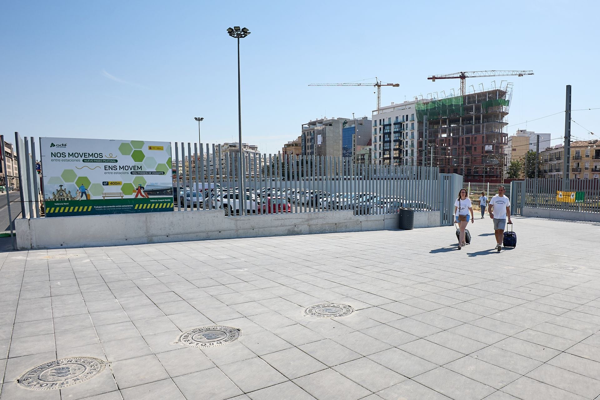 FOTOS | El infernal pasillo entre las dos estaciones de Valencia