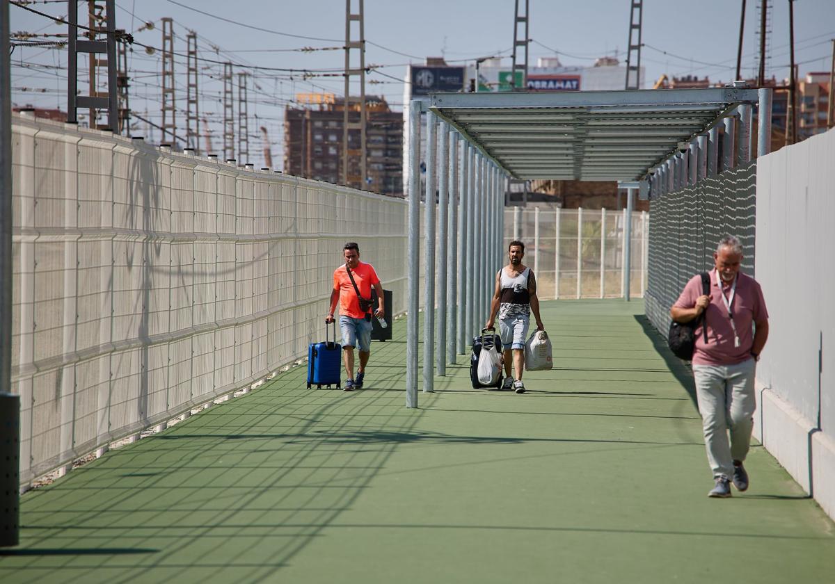 FOTOS | El infernal pasillo entre las dos estaciones de Valencia