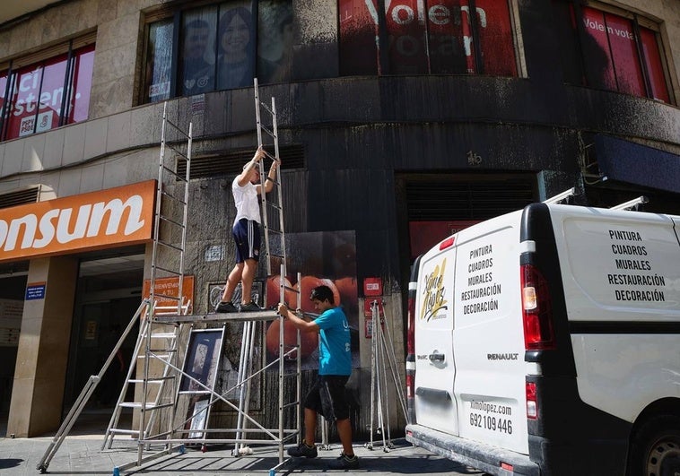 Los operarios preparan los andamios para comenzar con la limpieza.