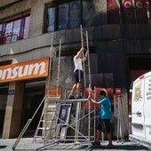 Los operarios preparan los andamios para comenzar con la limpieza.