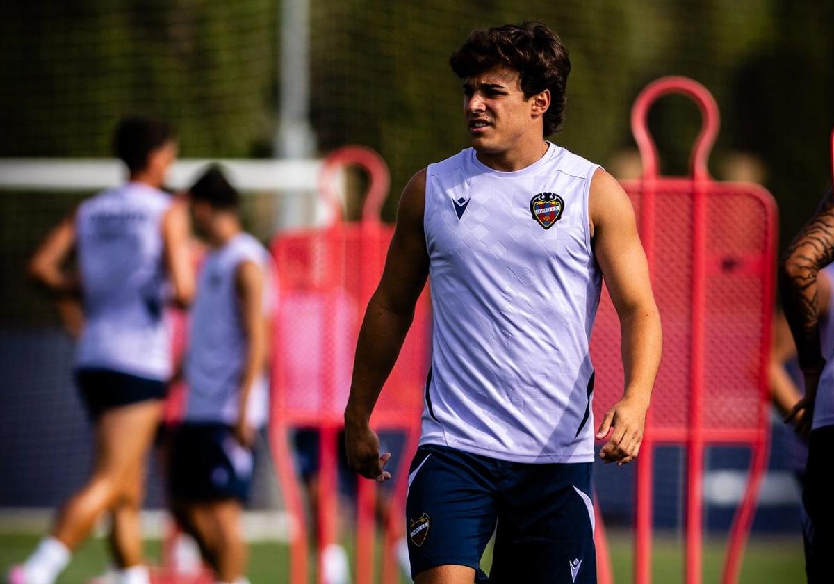 Carlos Álvarez, en el primer entrenamiento de la temporada con el Levante.
