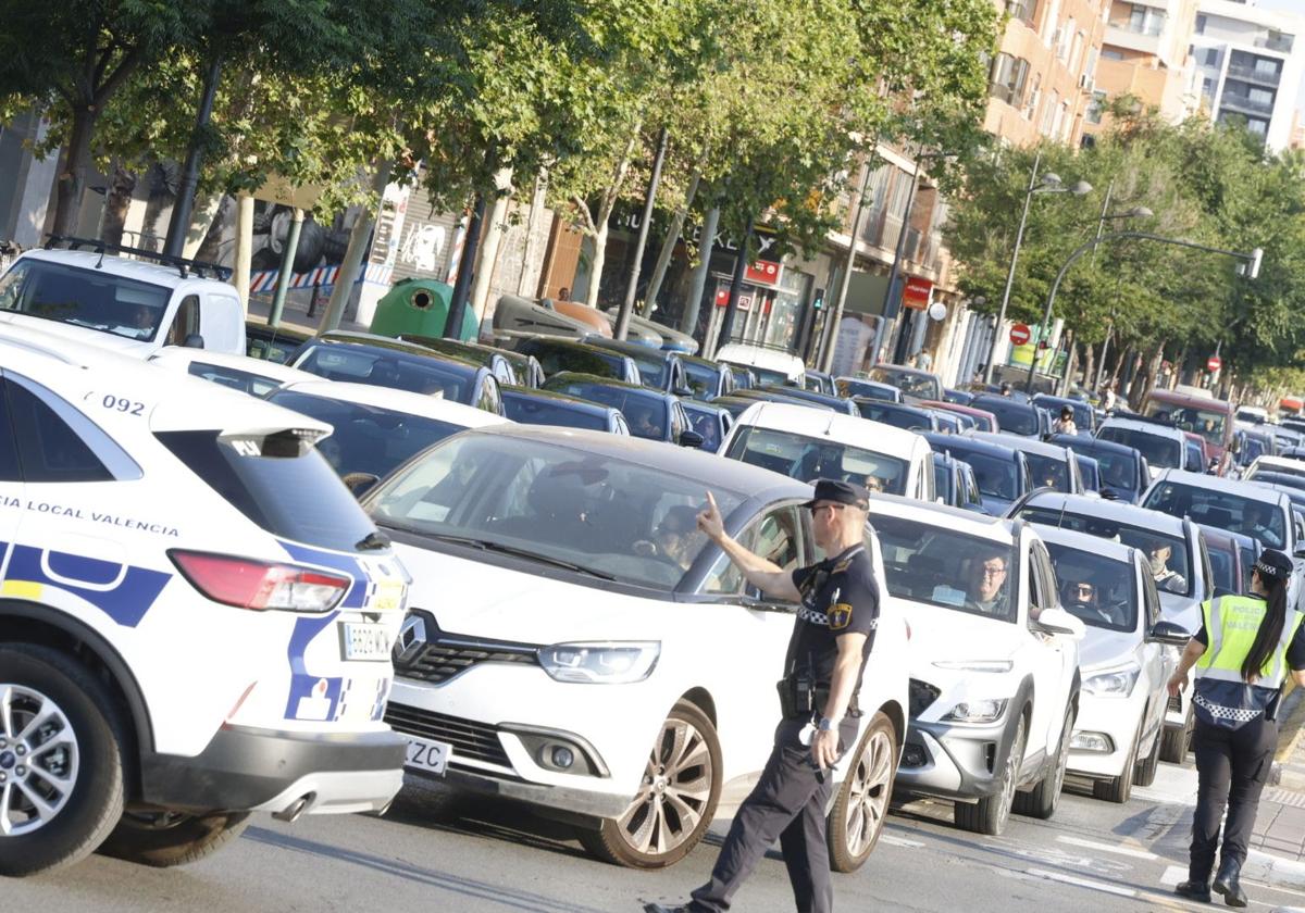 Problemas para circular por los cortes de tráfico en Pérez Galdós
