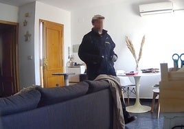 El detenido fue grabado colándose en la casa de las víctimas y manipulando algo en la cocina.