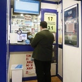 Un jugador de Eurodreams compra su boleto en una administración de Lotería, imagen de archivo.