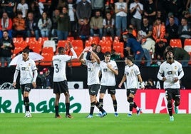Los jugadores del Valencia celebran un gol en Mestalla.