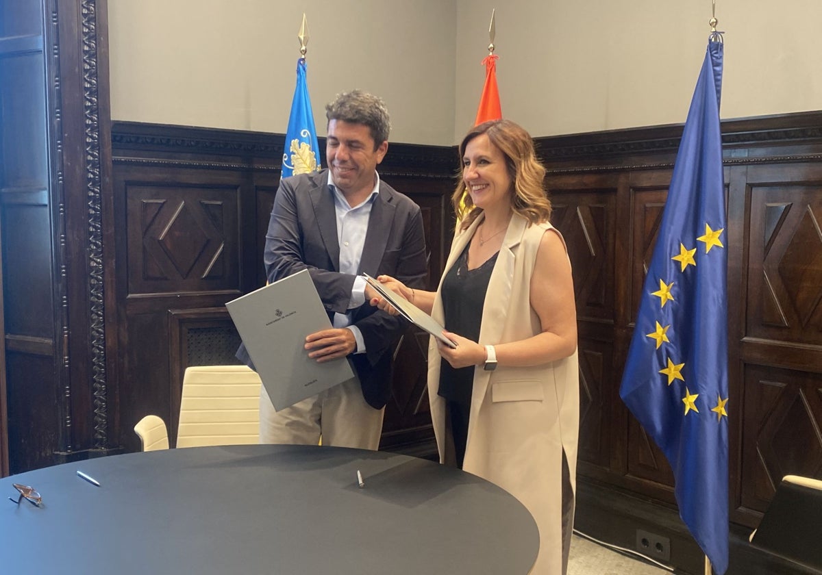 El preisdente de la Generalitat, Carlos Mazón, y la alcaldesa de Valencia, María José Catalá, en la firma del convenio de la limpieza del colector norte.